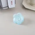 Détail d'une pince à cheveux fleur bleu clair mat avec un motif de pétales de rose - Bleu Gelée