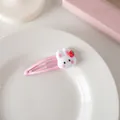 Détail d'une barrette à cheveux rose avec un lapin blanc mignon et un charme de fraise - Clip BB Lapin Blanc
