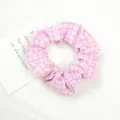 Chouchou à carreaux rose et blanc chic avec plis élastiques sur un tissu blanc - Petit Plaid Rose