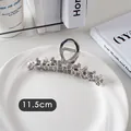 Détail de la pince à cheveux en métal argenté de 11,5 cm avec un design de nœud continu - Rangée de Petits Nœuds-Argent