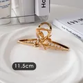 Détail d'une pince à cheveux dorée de 11,5 cm en métal poli avec forme de nœud creux - Nœud Diagonal-Or