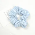 Chouchou à carreaux bleu clair et blanc avec texture douce et structure élastique - Petit Plaid Bleu