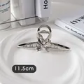Vue détaillée de la pince à cheveux argentée en métal avec un nœud de 11,5 cm - Nœud Diagonal-Argent