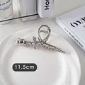 Détail d'une pince à cheveux rose en métal argenté de 11,5 cm sur une plaque blanche - Rose-Argent