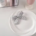 Dettaglio molletta a fiocco in tessuto floreale per bambine su vassoio bianco decorato - 16# Motivo Floreale Fine - Viola