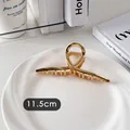 Détail montrant la longueur de 11,5 cm de cette grande pince à cheveux en métal doré brillant - Croisé Or