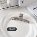 Détail d'une pince à cheveux argentée de 10cm avec finition miroir et dents antidérapantes - Droit-Argent
