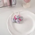 Dettaglio di elastici per capelli in tessuto floreale con lacci rosa e ciondoli a sfera - 49# Elastici Per Capelli Floreali (coppia) - Rosa