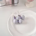 Dettaglio di elastici per capelli con fiocco floreale viola su vassoio bianco - Un Paio Di Elastici Per Capelli Floreali Taglia 48 - Viola