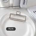 Détail de la pince à cheveux géométrique de 9cm en métal argenté avec design ajouré - Rectangulaire-Argent