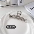 Détail macro d'une pince à cheveux argentée de 10,5 cm avec motif vague ajouré - Torsade-Argent