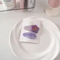 Dettaglio di fermagli per capelli fatti a mano in tessuto viola a fiori e a quadri - Clip Per Bb Star Bb Da 56 Libbre (coppia) - Viola