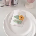Dettaglio di due fermagli per capelli da bambina con fiori e quadri su cartoncino - 53# Star Bb Clips (coppia) - Serie Verde