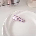 Dettaglio di un fermaglio BB in tessuto con motivi floreali rosa e blu su base bianca - 62# Clip Per Bb A Forma Di Goccia Lucida - Rosa