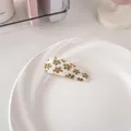 Dettaglio molletta per capelli in tessuto a fiori blu e gialli su piatto di ceramica - 61# Clip Per Bb A Goccia Lucida - Gialla