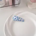 Dettaglio di un fermaglio per capelli in tessuto floreale blu per bambina su un piatto - Clip BB a Maglia Goccia / Floreale Blu (60#)
