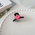 Détail de la pince à cheveux en forme de cœur avec cœur rose sur base noire - Petite Croix-Noir (2)