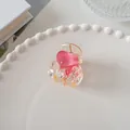Détail d'une pince à cheveux en forme de cœur rose gelée sur une assiette décorative - Petit Poulpe-Brun Thé (4)