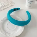 Détail du serre-tête éponge turquoise avec étiquette fait main sur plateau céramique - Bleu Lac