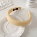 Gros plan d'un serre-tête en éponge jaune épais fait main avec une texture tissée - Jaune