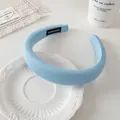 Détail du serre-tête éponge bleu clair avec étiquette faite main et texture en tissu - Bleu Ciel