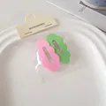 Dettaglio di fermagli per capelli ondulati rosa e verdi con finitura opaca e packaging - Rosa e Verde