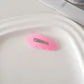 Rosafarbene matte Haarspange in Wolkenform mit silbernem Clip auf weißem Tablett - Rosa