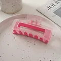 Gros plan d'une pince à cheveux rectangulaire rose à double couche sur un plateau chic - Rose Transparent Contraste-Style Carré