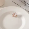 Detailansicht der Mini-Blumen-Haarklammer mit Perlglanz-Blüten und Kristallmitte - Einzelstück / Beige