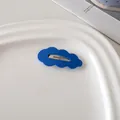 Detailansicht der wolkenförmigen matten dunkelblauen Haarspange auf weißem Tablett - Marineblau