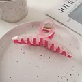 Détail d'une grande pince à cheveux bicolore rose avec ressort doré sur un plateau blanc - Rose Transparent Contraste-Style Croisé