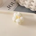 Primer plano de una pinza para el pelo con flor de ganchillo hecha a mano con texturas finas - Flor Blanco Crema