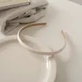 Macro della trama in pelle beige del cerchietto con fodera antiscivolo su piatto di ceramica - 1# Bianco crema