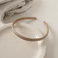 Dettaglio cerchietto in pelle kaki con fodera marrone antiscivolo su piatto di ceramica - 2# Caffè Chiaro