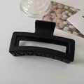 Dettaglio molletta per capelli rettangolare nero opaco con design geometrico vuoto - Nero