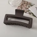 Dettaglio macro della grande molletta per capelli marrone scuro opaco antiscivolo - Caffè Grigio Scuro