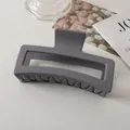 Dettaglio della pinza per capelli quadrata opaca grigio scuro 13 cm per capelli folti - Grigio