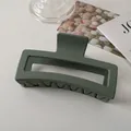 Dettaglio della molletta 13cm verde scuro opaco con design rettangolare incavato - Verde Scuro