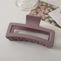 Dettaglio molletta per capelli viola opaco da 13cm con design rettangolare traforato - Grigio Viola