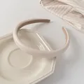 Detalle de una diadema acolchada de cuero crema con forro antideslizante marrón - Blanco Crema