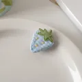 Dettaglio macro della clip per capelli a fragola in tessuto blu a pois ricamati - Fragola Blu