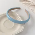 Detalle de diadema acolchada de cuero PU azul claro sobre una bandeja de cerámica - Azul Cielo