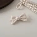 Detalle de la pinza para el pelo con lazo doble de satén crema y textura de seda elegante - 1# Blanco Perla Concha