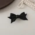 Detalle de una pinza para el pelo con lazo de satén negro de doble capa y bordes de cola de golondrina - 4# Negro