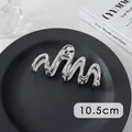 Detailansicht einer 10,5cm silbernen Metall-Haarklammer mit wellenförmigem Liniendesign - Linien (3#) / 10.5cm / Silber