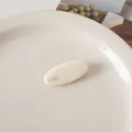 Detalle de una pinza de pelo ovalada crema con texto FRANCE Handmade sobre un plato de cerámica - 1# Blanco Perla Concha