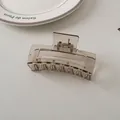 Detail einer großen lichtdurchlässigen graubraunen Haarklammer mit starker Metallfeder - 1# Quadrat-8.5cm
