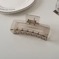 Detail der transparenten grauen Haarklammer mit Metallfeder auf einem weißen Schreibtisch - Rechteckiger Stil (2#)
