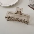 Makroansicht einer großen durchsichtigen grauen Haarklammer mit rechteckigem Design - Großer quadratischer Stil (3#)