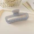 Détail d'une pince à cheveux rectangulaire bleu mat de style coréen minimaliste - Gris Bleu Gelée